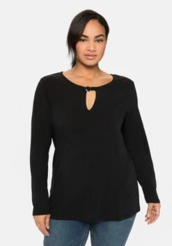 Sheego Langarmshirt Mit Cut-out Und Zierschnalle 11 Sheego Langarmshirt Mit Cut-out Und Zierschnalle -Shego Kleidung Geschaft 13998500289 043G6 02 SH