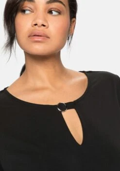 Sheego Langarmshirt Mit Cut-out Und Zierschnalle 10 Sheego Langarmshirt Mit Cut-out Und Zierschnalle -Shego Kleidung Geschaft 13998500289 043G8 02 SH