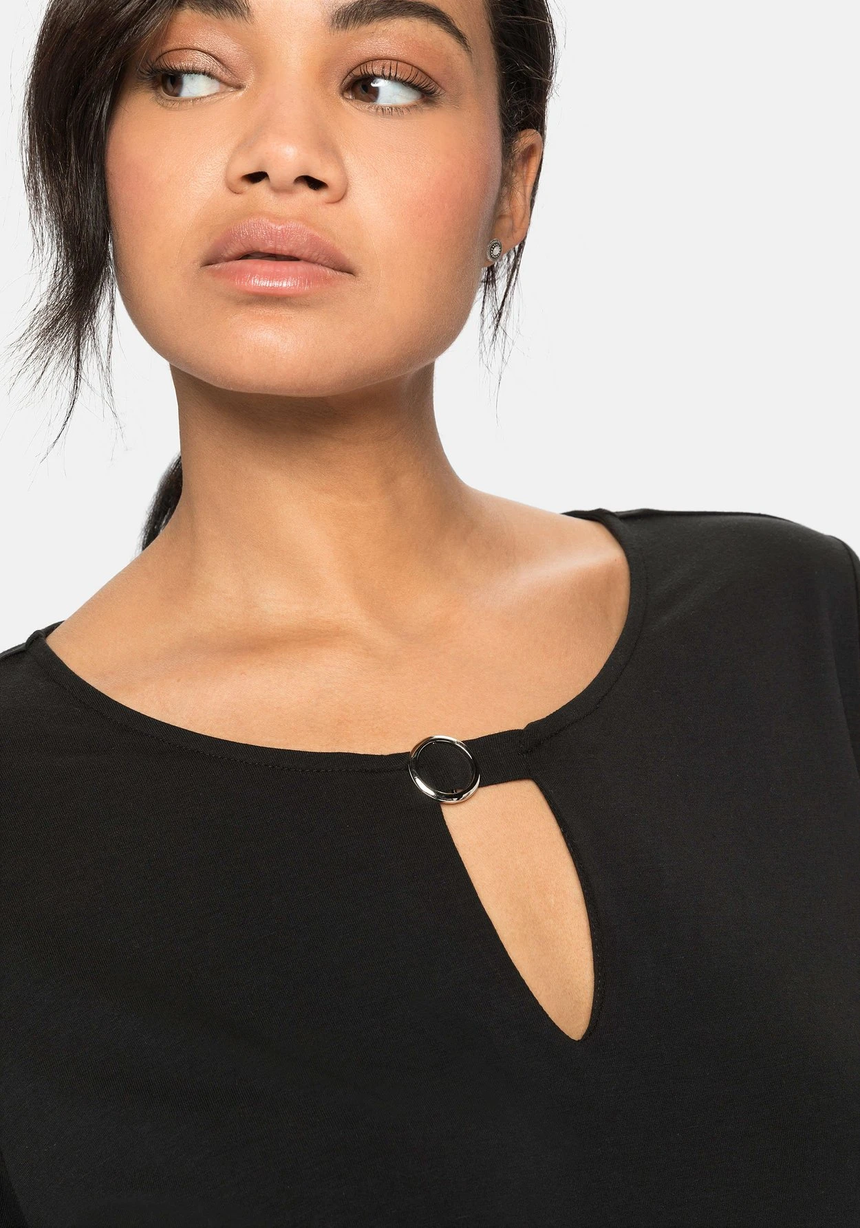 Sheego Langarmshirt Mit Cut-out Und Zierschnalle 5 Sheego Langarmshirt Mit Cut-out Und Zierschnalle – Bild 5