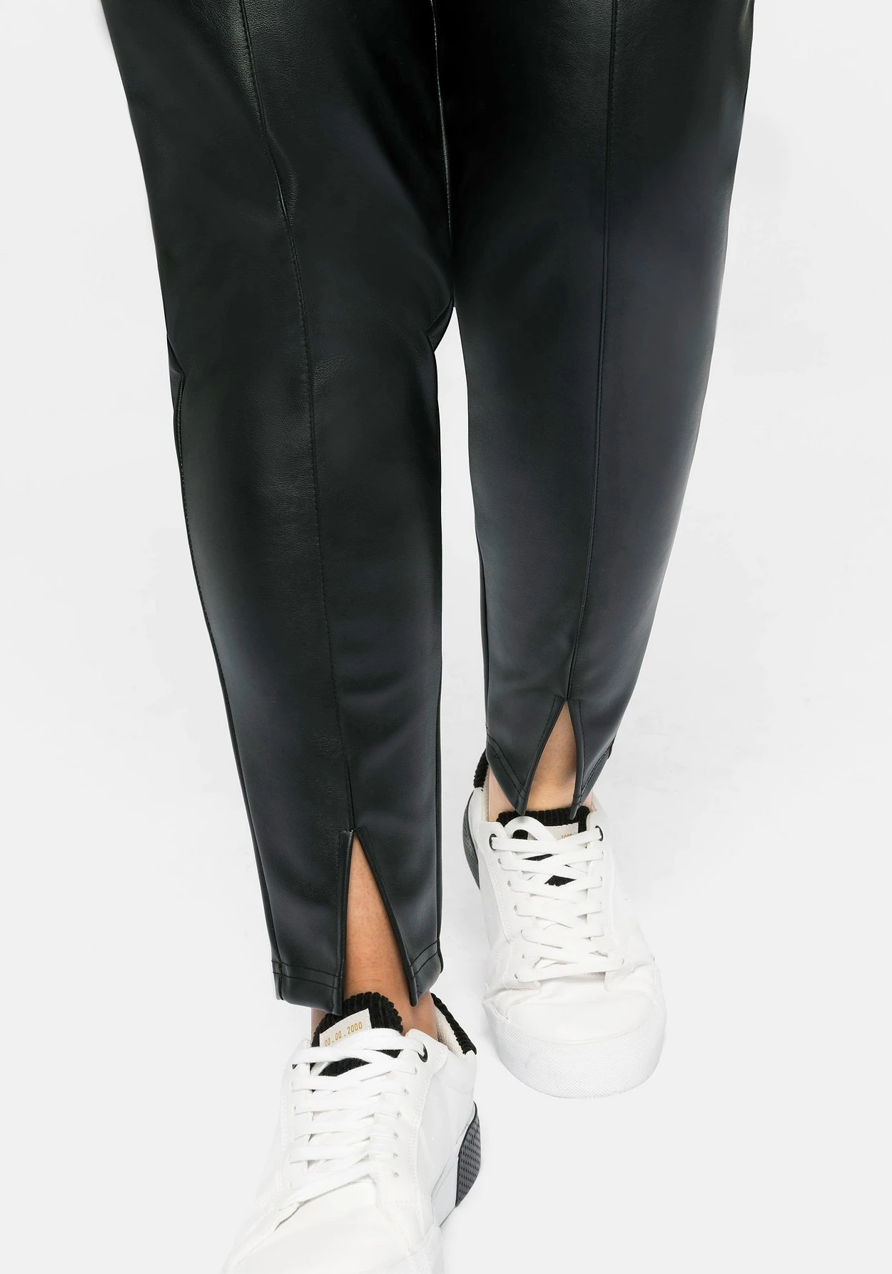 Sheego Leggings In Lederoptik, Mit Schlitz Am Saum 7 Sheego Leggings In Lederoptik, Mit Schlitz Am Saum – Bild 7