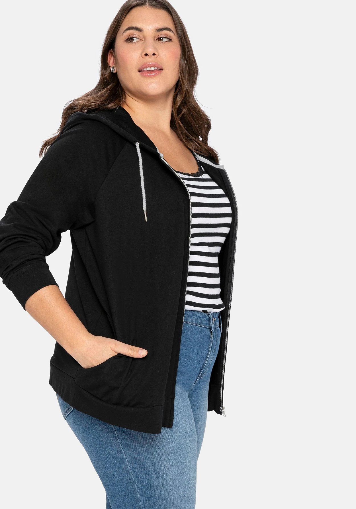 Sheego Sweatjacke Mit Flockprint, Kapuze Und Tunnelzug 6 Sheego Sweatjacke Mit Flockprint, Kapuze Und Tunnelzug – Bild 6