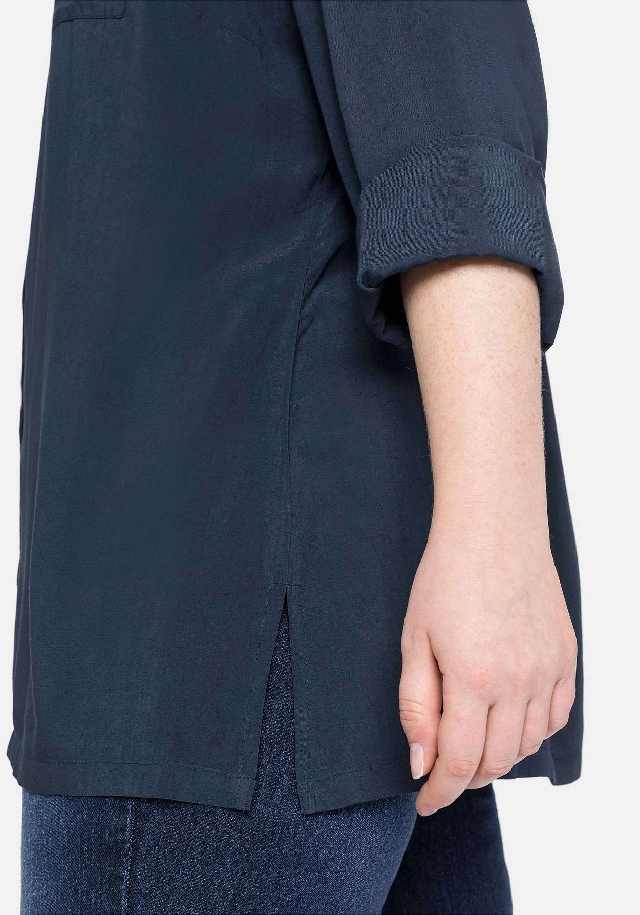 Sheego Bluse Mit V-Ausschnitt Und Brusttaschen 5 Sheego Bluse Mit V-Ausschnitt Und Brusttaschen – Bild 5