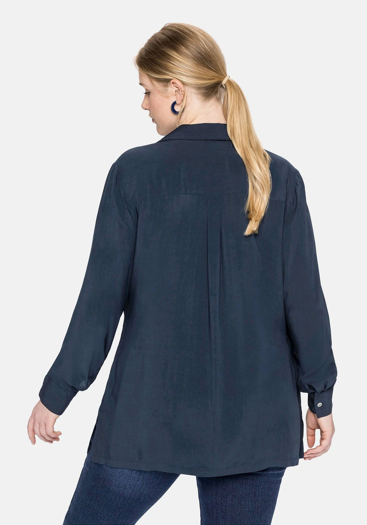 Sheego Bluse Mit V-Ausschnitt Und Brusttaschen 2 Sheego Bluse Mit V-Ausschnitt Und Brusttaschen – Bild 2