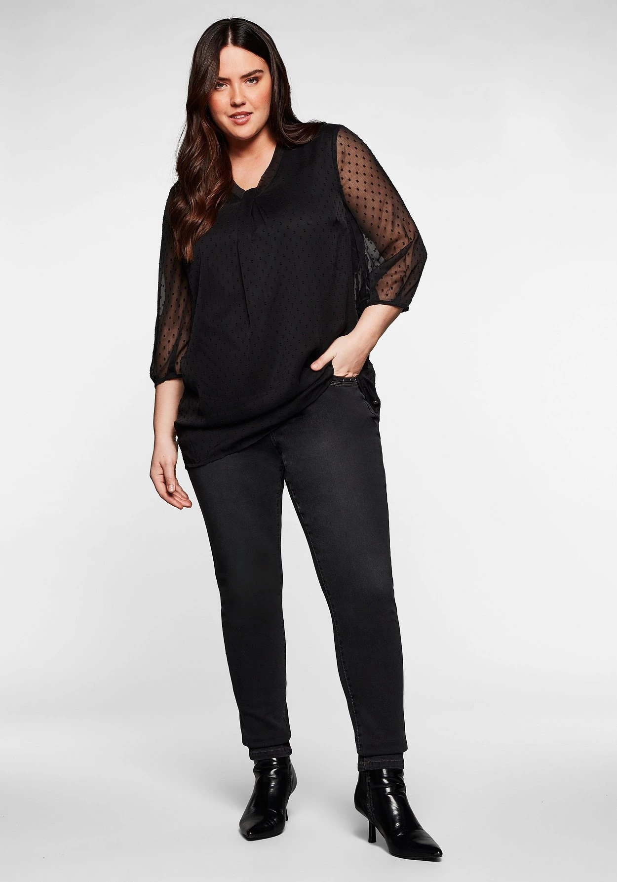 Sheego Tunika Mit Chiffon-Ärmeln Und Knoten Am V-Ausschnitt 4 Sheego Tunika Mit Chiffon-Ärmeln Und Knoten Am V-Ausschnitt – Bild 4