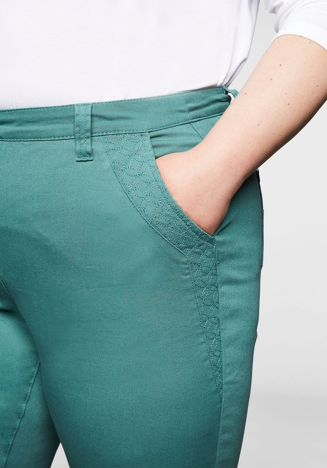 Sheego Hose Im Mom-Schnitt Mit High-Waist-Bund 7 Sheego Hose Im Mom-Schnitt Mit High-Waist-Bund – Bild 7