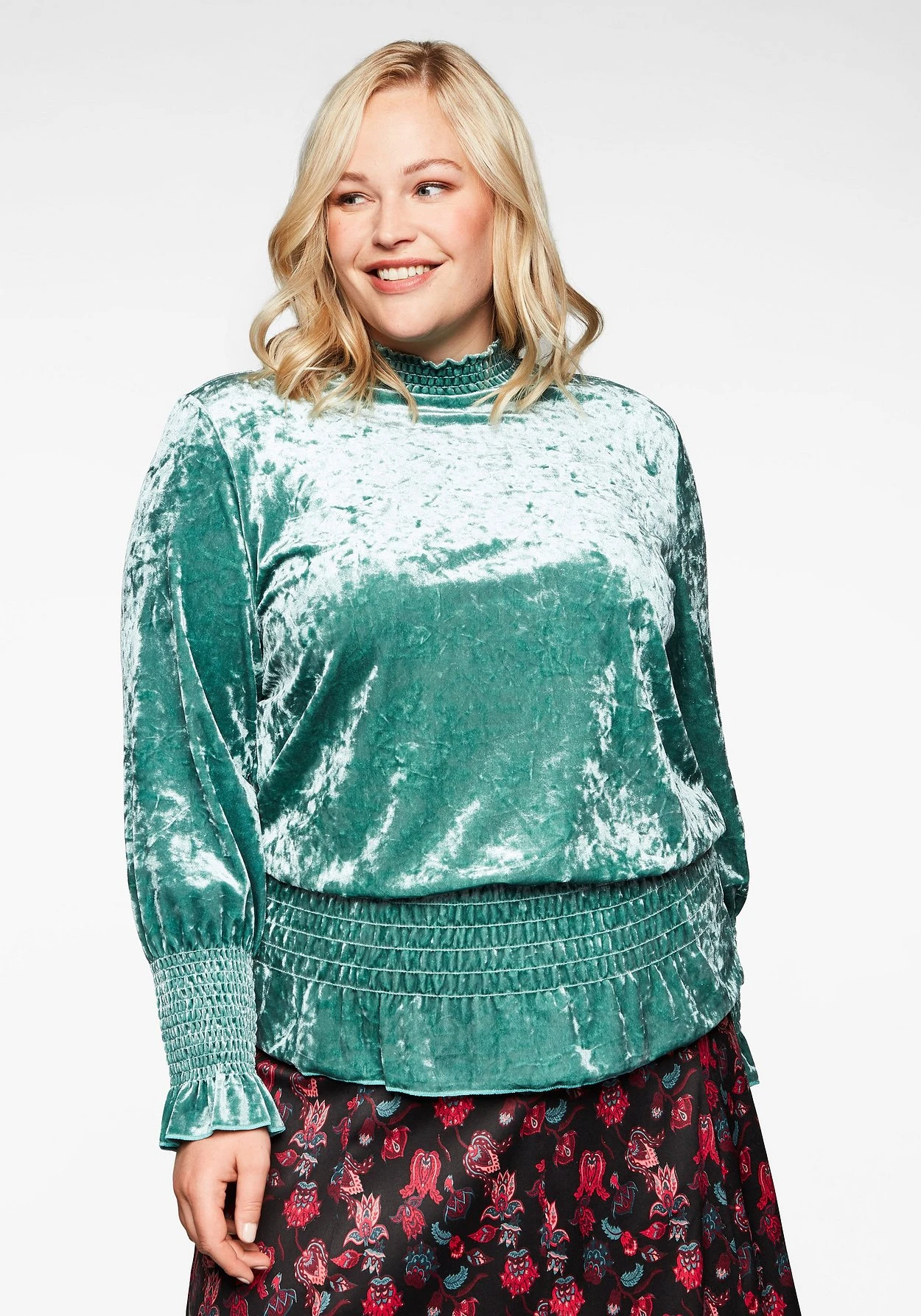 Sheego Langarmshirt Aus Samt, Gesmokt Und Mit Rüschen 1 Sheego Langarmshirt Aus Samt, Gesmokt Und Mit Rüschen