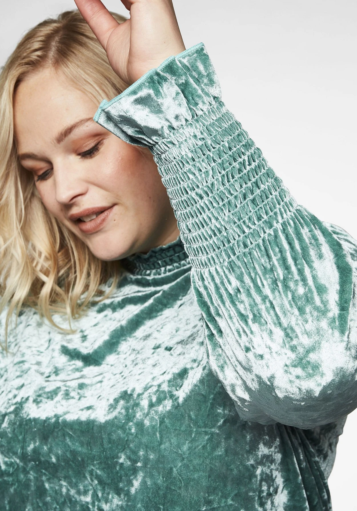 Sheego Langarmshirt Aus Samt, Gesmokt Und Mit Rüschen 5 Sheego Langarmshirt Aus Samt, Gesmokt Und Mit Rüschen – Bild 5