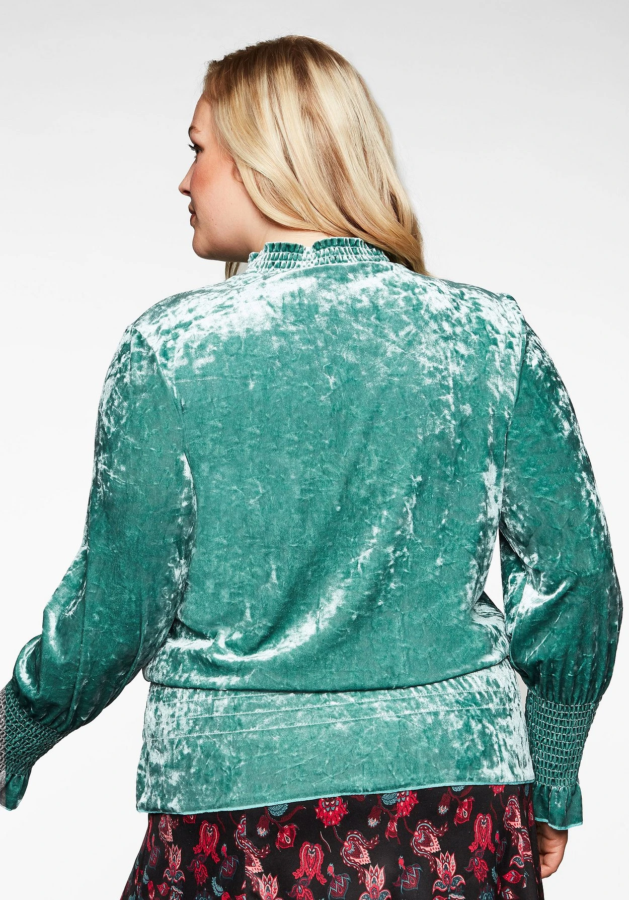 Sheego Langarmshirt Aus Samt, Gesmokt Und Mit Rüschen 2 Sheego Langarmshirt Aus Samt, Gesmokt Und Mit Rüschen – Bild 2