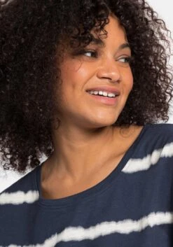 Sheego Shirt Im Batik-Look, überschnittene Schultern 11 Sheego Shirt Im Batik-Look, überschnittene Schultern -Shego Kleidung Geschaft 14187100035 049ID 02 SH