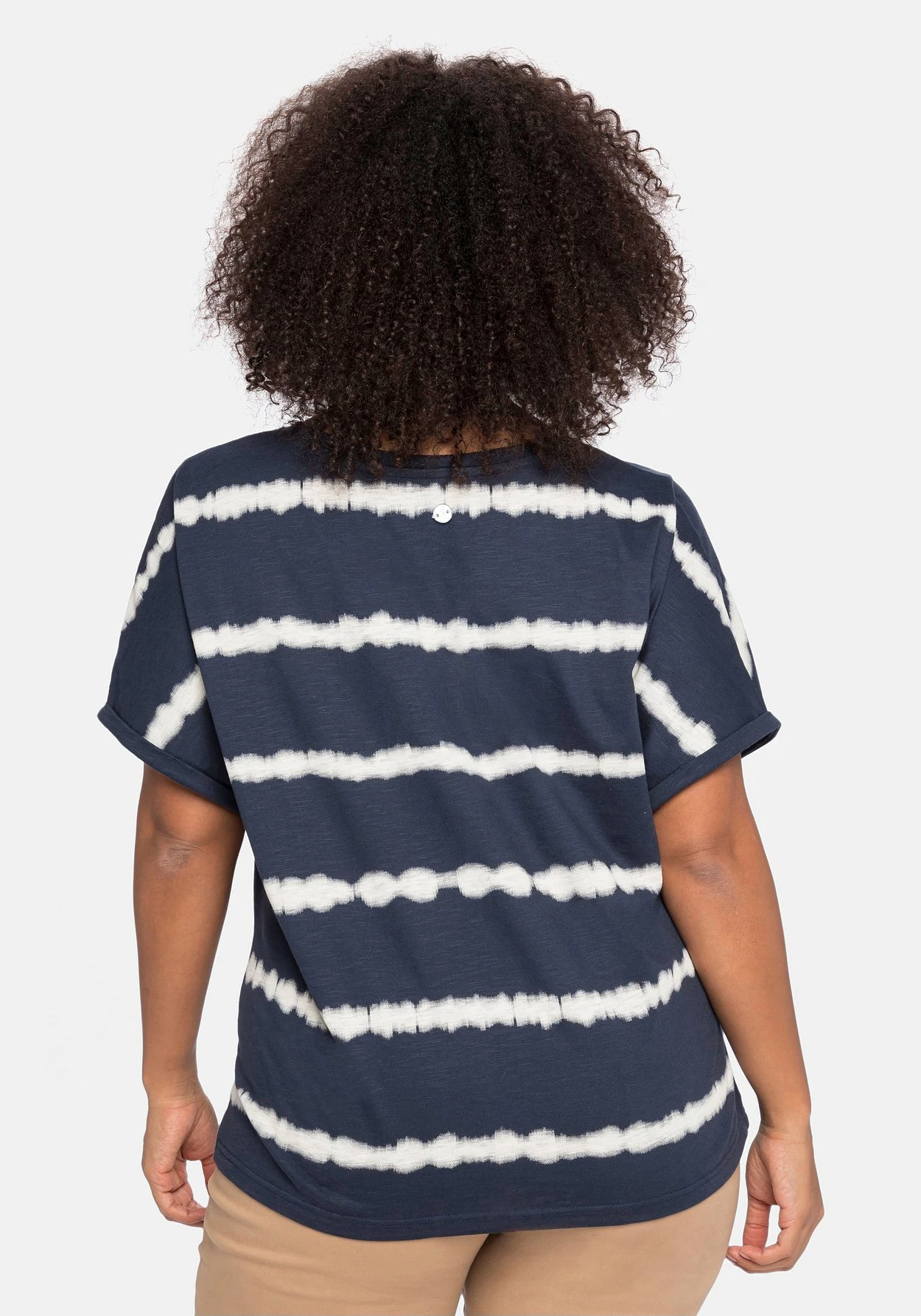 Sheego Shirt Im Batik-Look, überschnittene Schultern 2 Sheego Shirt Im Batik-Look, überschnittene Schultern – Bild 2