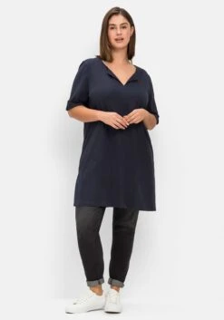 Sheego Longshirt Mit Geschlitztem Ausschnitt 9 Sheego Longshirt Mit Geschlitztem Ausschnitt -Shego Kleidung Geschaft 14258900035 04L5M 02 SH