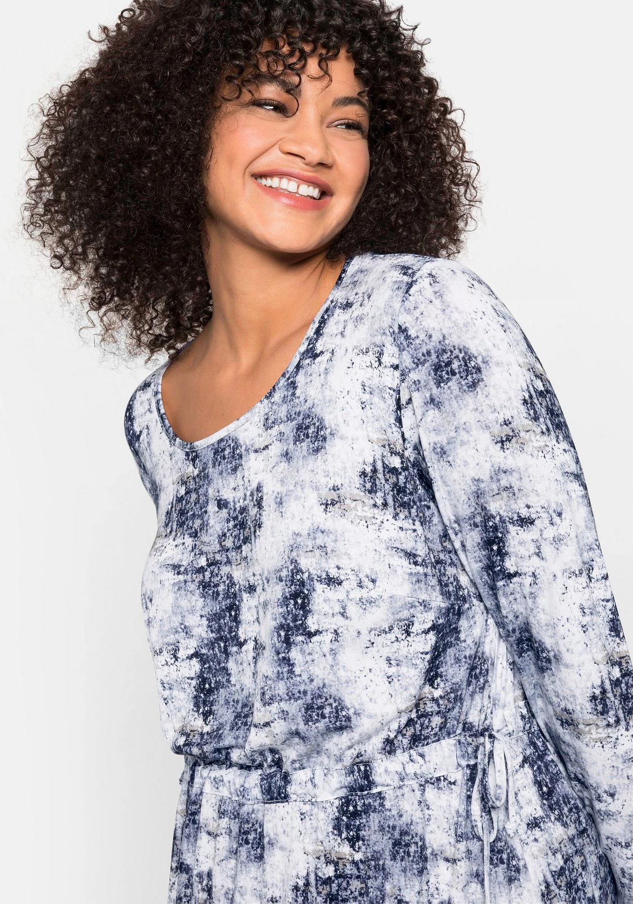 Sheego Midikleid Mit Alloverdruck Und Taillen-Tunnelzug 6 Sheego Midikleid Mit Alloverdruck Und Taillen-Tunnelzug – Bild 6