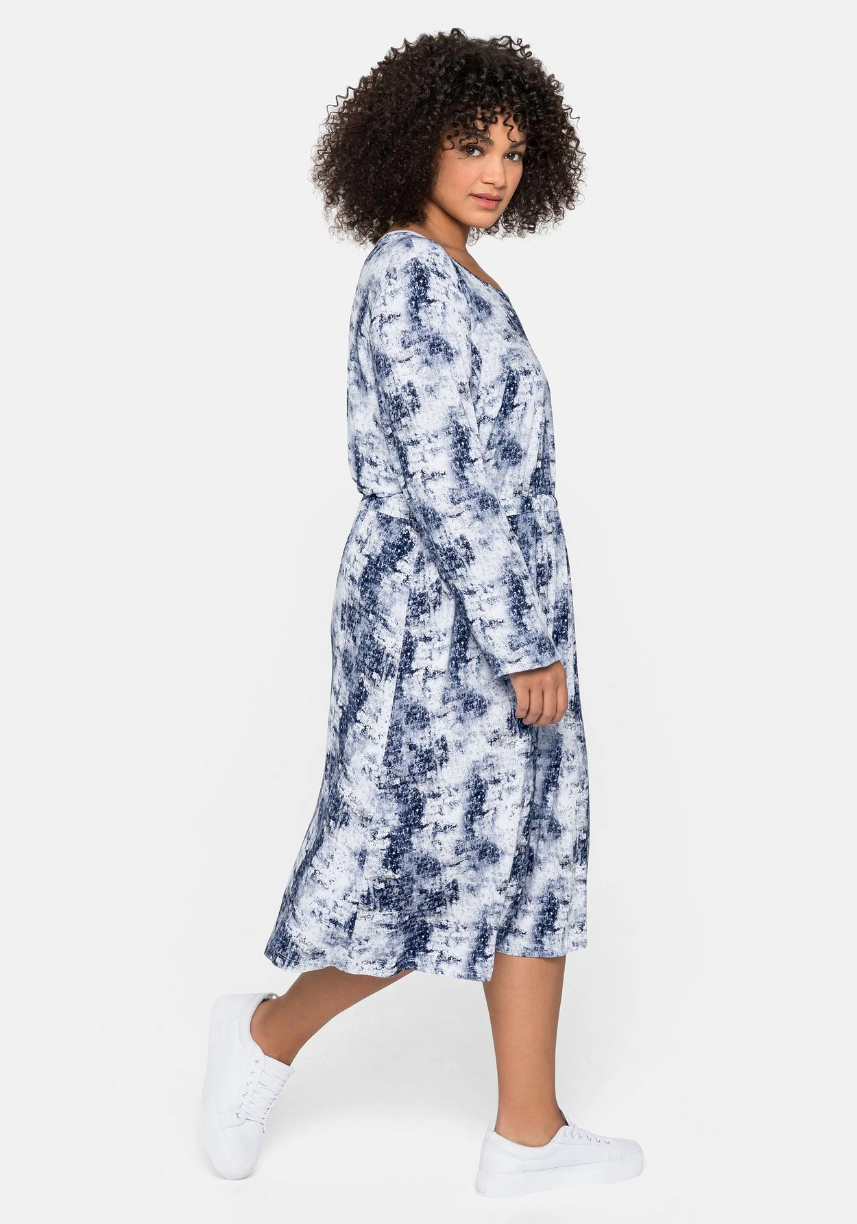 Sheego Midikleid Mit Alloverdruck Und Taillen-Tunnelzug 2 Sheego Midikleid Mit Alloverdruck Und Taillen-Tunnelzug – Bild 2