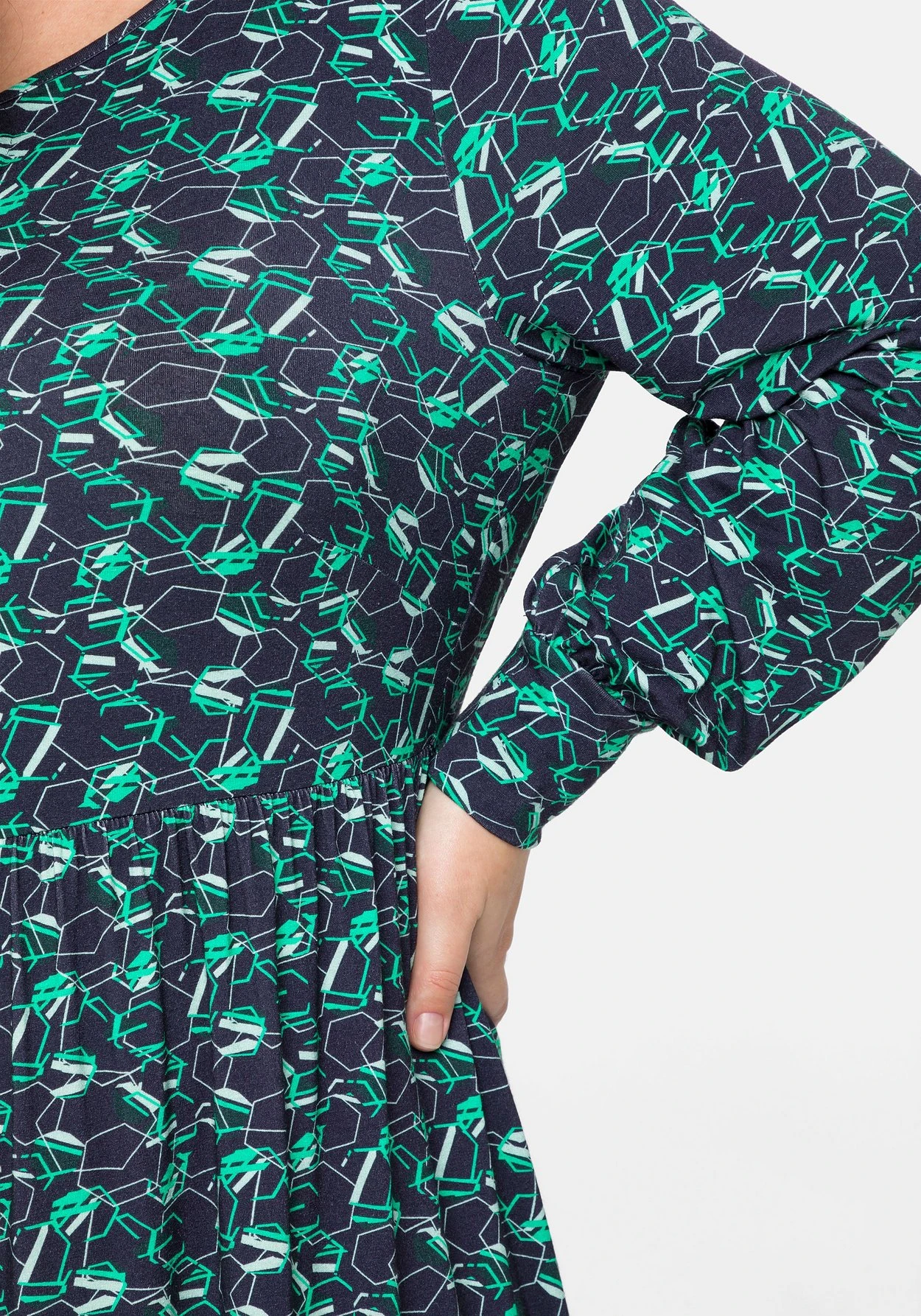 Sheego Jerseykleid Mit Alloverdruck Und Schlüssellochdetail 6 Sheego Jerseykleid Mit Alloverdruck Und Schlüssellochdetail – Bild 6