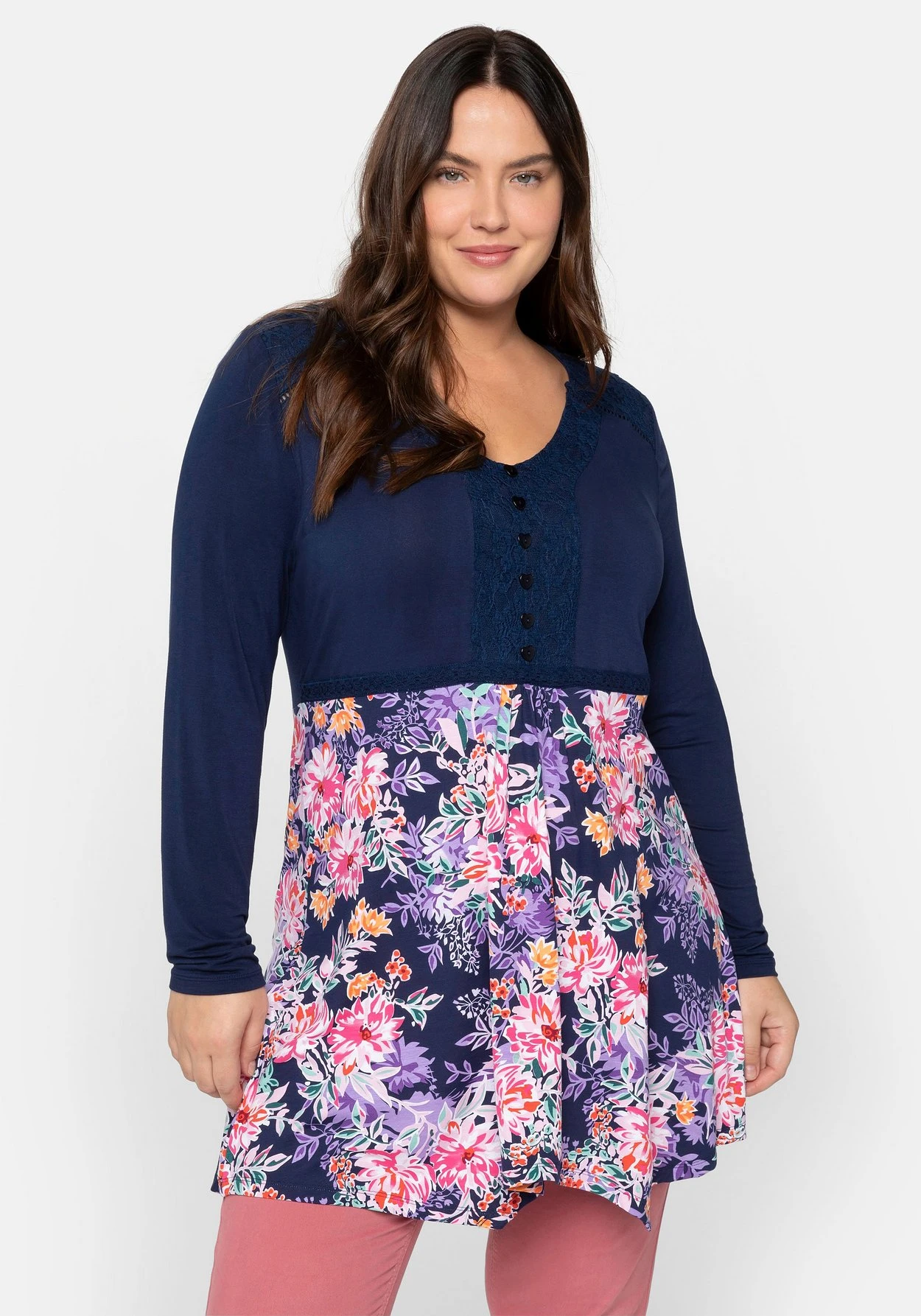 Longshirt Im Mustermix, Mit Spitzeneinsätzen 2 Longshirt Im Mustermix, Mit Spitzeneinsätzen – Bild 2