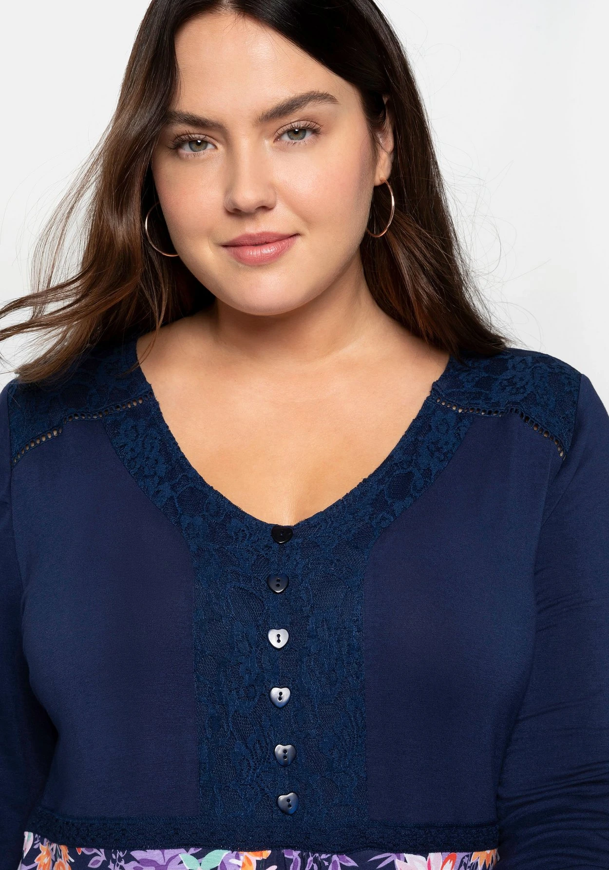 Longshirt Im Mustermix, Mit Spitzeneinsätzen 3 Longshirt Im Mustermix, Mit Spitzeneinsätzen – Bild 3