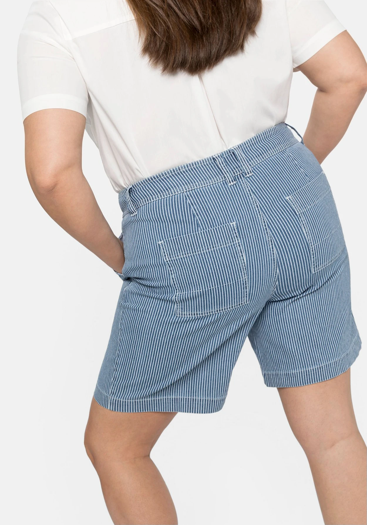 Sheego Bermuda-Jeans Mit Alloverstreifen Und Saumaufschlag 8 Sheego Bermuda-Jeans Mit Alloverstreifen Und Saumaufschlag – Bild 8