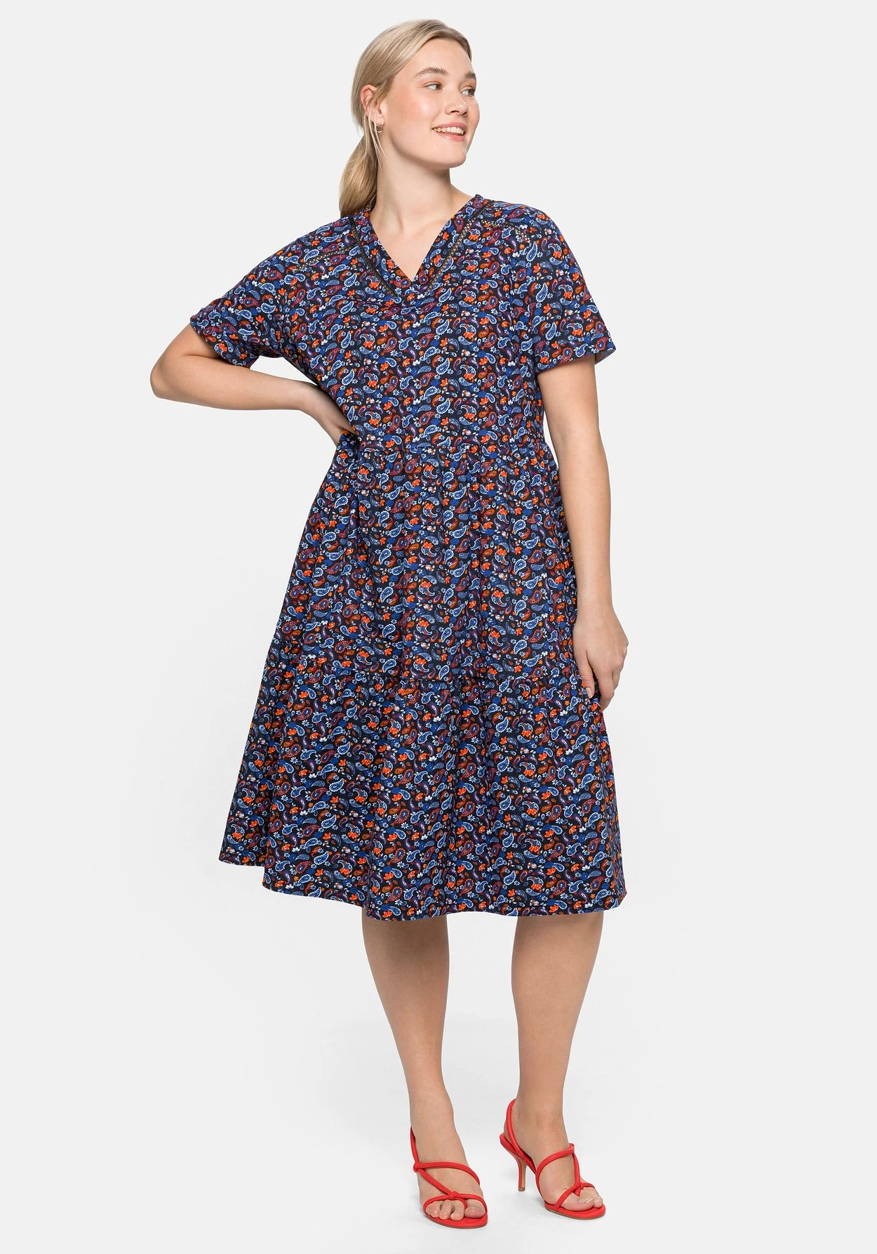 Sheego Shirtkleid Mit Paisleydruck Und Lochspitze 1 Sheego Shirtkleid Mit Paisleydruck Und Lochspitze