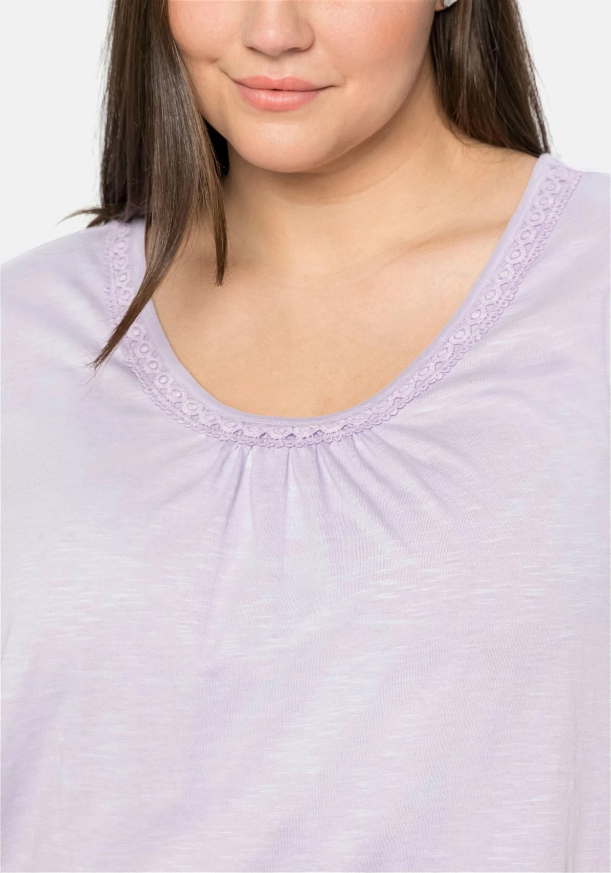 Sheego Shirt Mit Dezenter Spitze Und Raffung Am Ausschnitt 5 Sheego Shirt Mit Dezenter Spitze Und Raffung Am Ausschnitt – Bild 5