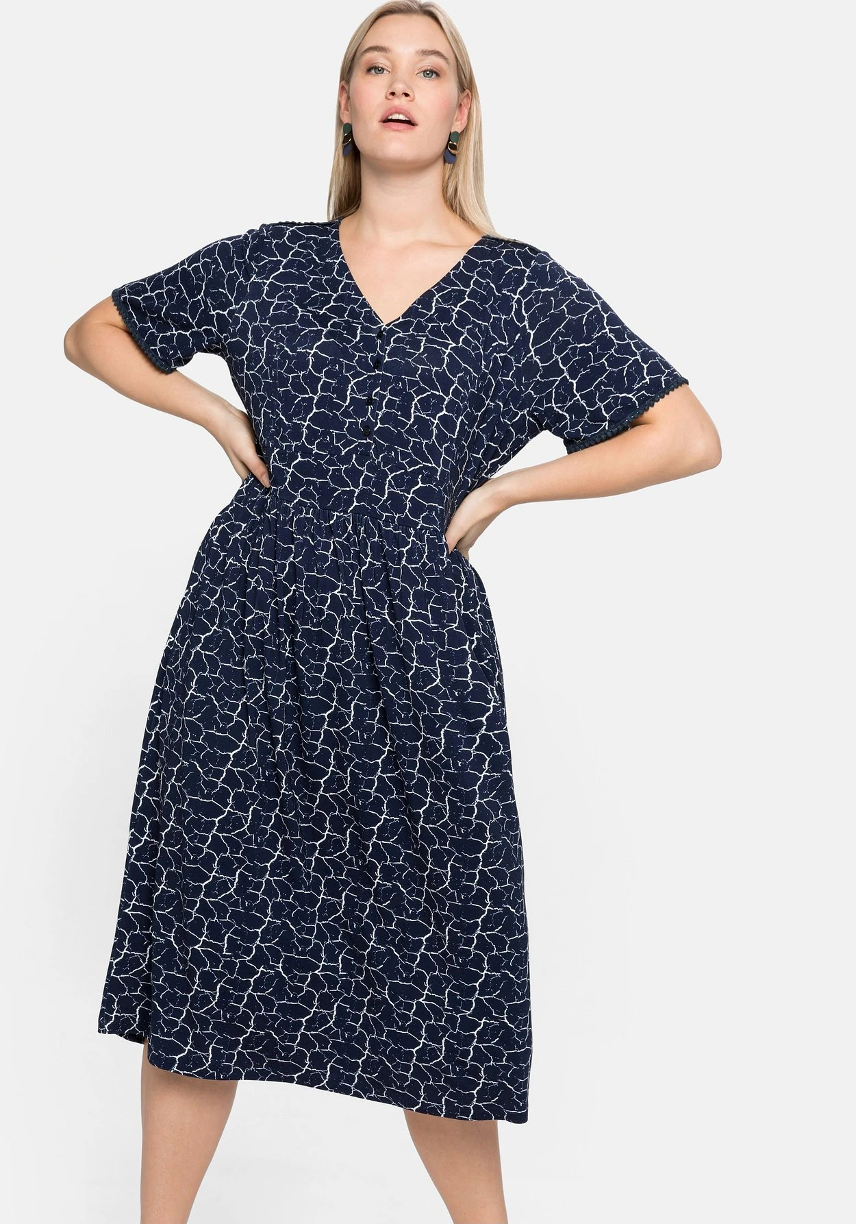 Sheego Jerseykleid In Midilänge, Mit Alloverprint 1 Sheego Jerseykleid In Midilänge, Mit Alloverprint