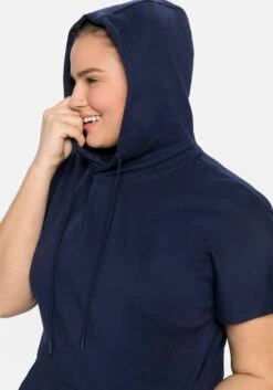 Sheego Shirtkleid Mit Kapuze Und Kängurutasche -Shego Kleidung Geschaft 14389500018 04BB7 02 SH