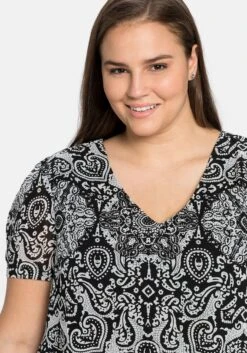 Chiffon-Tunika Mit Alloverdruck Und Zipfelsaum 10 Chiffon-Tunika Mit Alloverdruck Und Zipfelsaum -Shego Kleidung Geschaft 14415701986 04CIA 02 SH