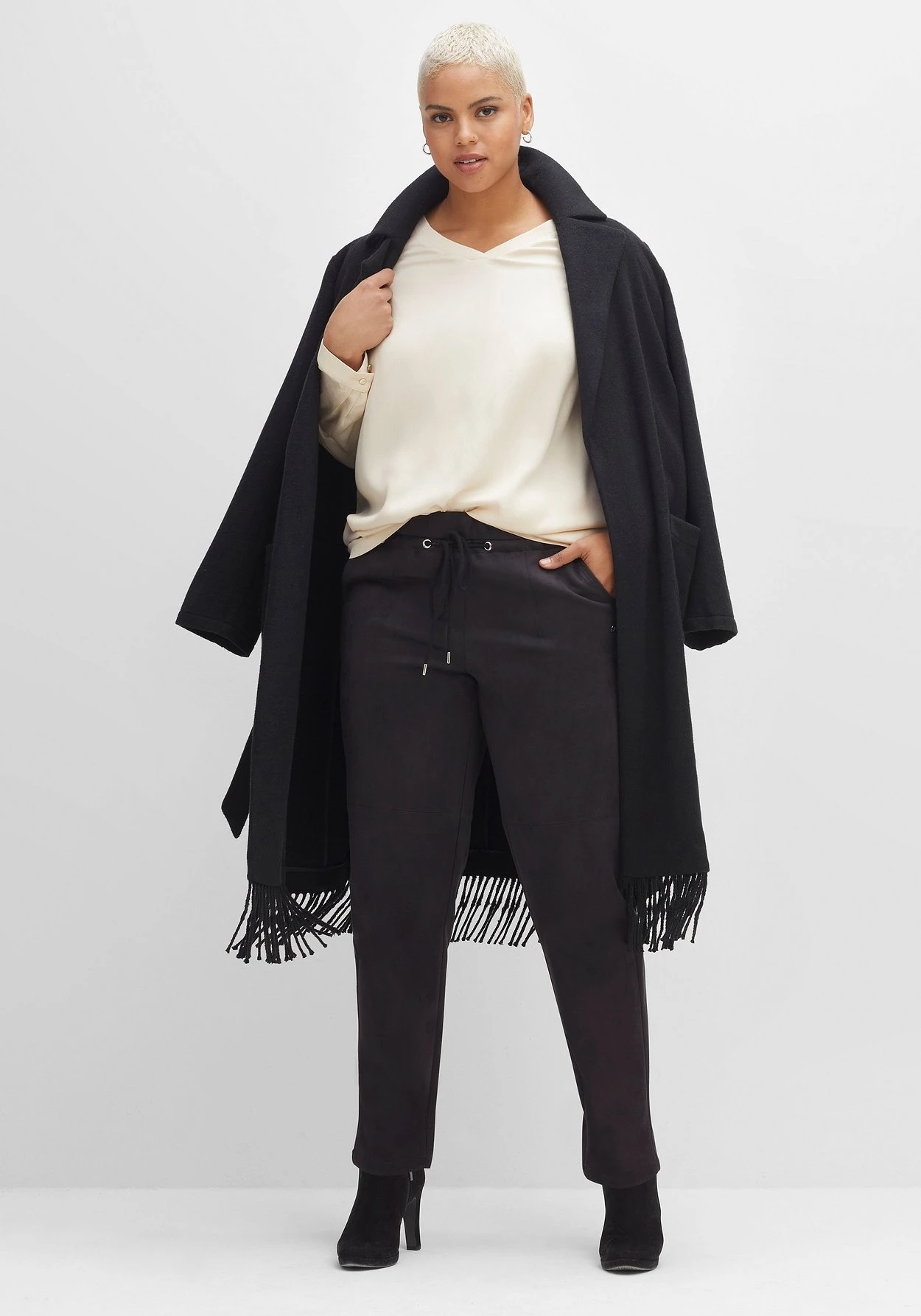 Sheego Joggpants Aus Velourslederimitat, Mit Ziernaht Vorn 5 Sheego Joggpants Aus Velourslederimitat, Mit Ziernaht Vorn – Bild 5