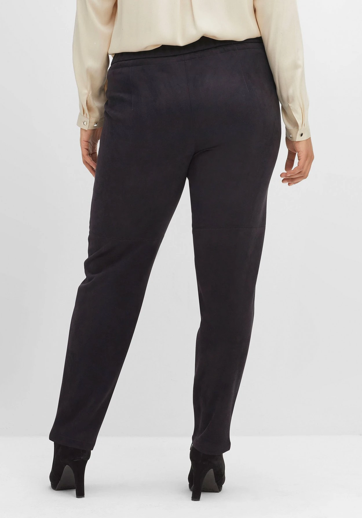 Sheego Joggpants Aus Velourslederimitat, Mit Ziernaht Vorn 3 Sheego Joggpants Aus Velourslederimitat, Mit Ziernaht Vorn – Bild 3