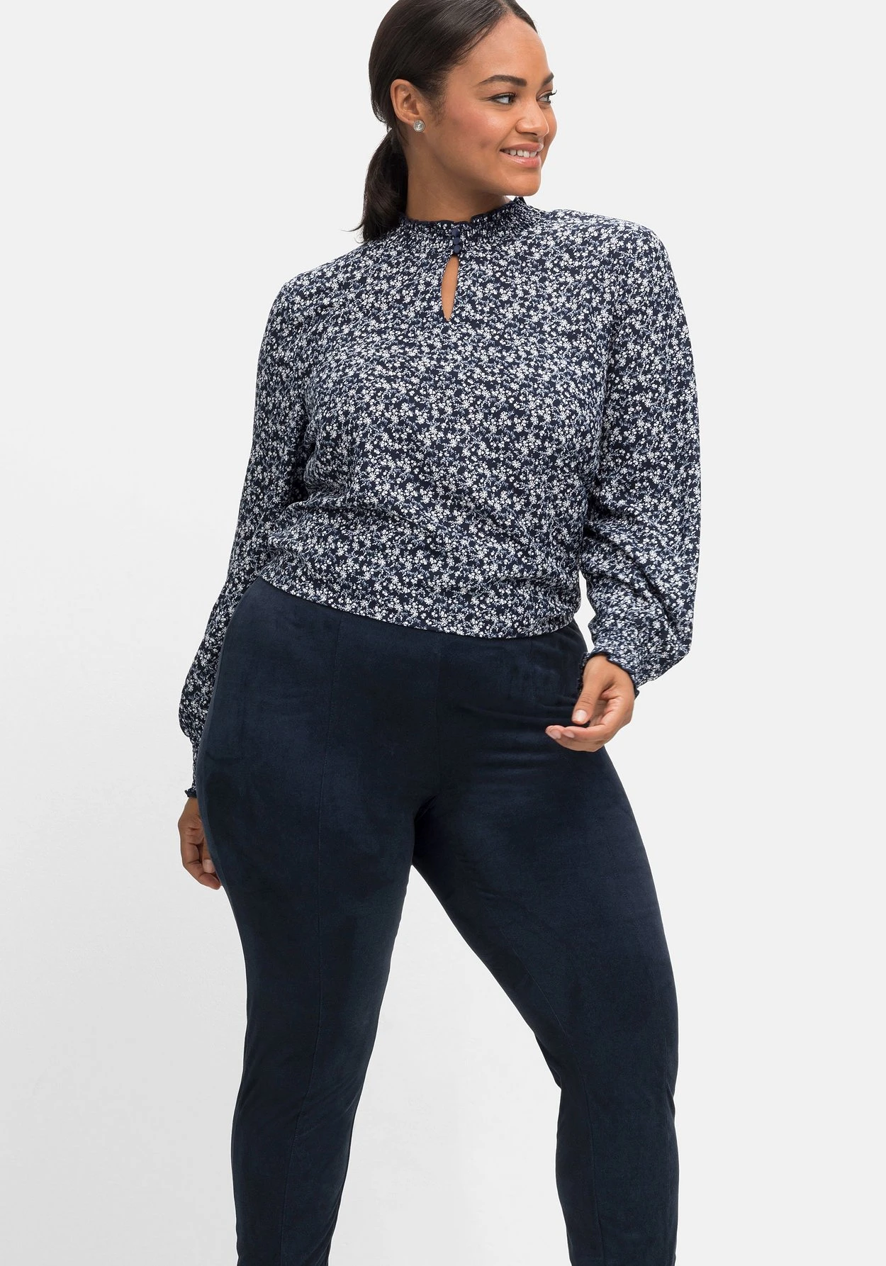 Sheego Leggings Mit Schlitz Am Saum, In Velourslederoptik 7 Sheego Leggings Mit Schlitz Am Saum, In Velourslederoptik – Bild 7