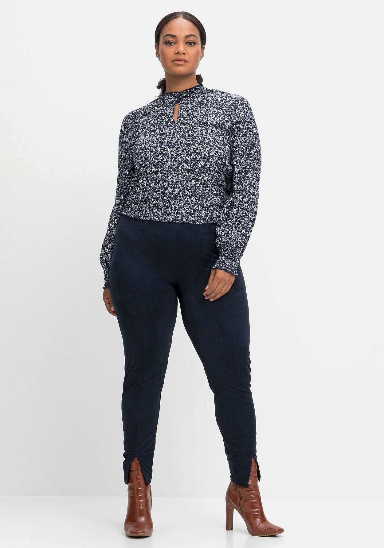 Sheego Leggings Mit Schlitz Am Saum, In Velourslederoptik 5 Sheego Leggings Mit Schlitz Am Saum, In Velourslederoptik – Bild 5