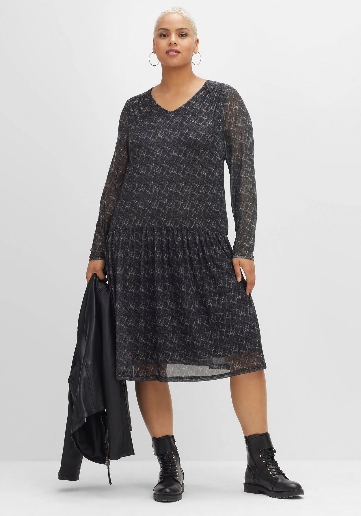 Sheego Meshkleid Mit V-Ausschnitt Und Tiefer Taille 1 Sheego Meshkleid Mit V-Ausschnitt Und Tiefer Taille