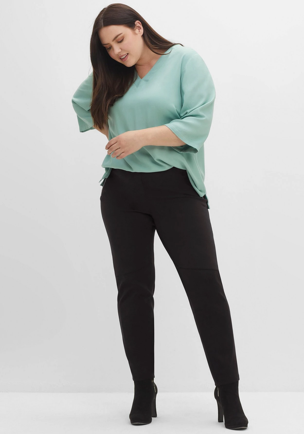 Sheego Schmale Hose In Scuba-Qualität, Mit Gummibund 7 Sheego Schmale Hose In Scuba-Qualität, Mit Gummibund – Bild 7