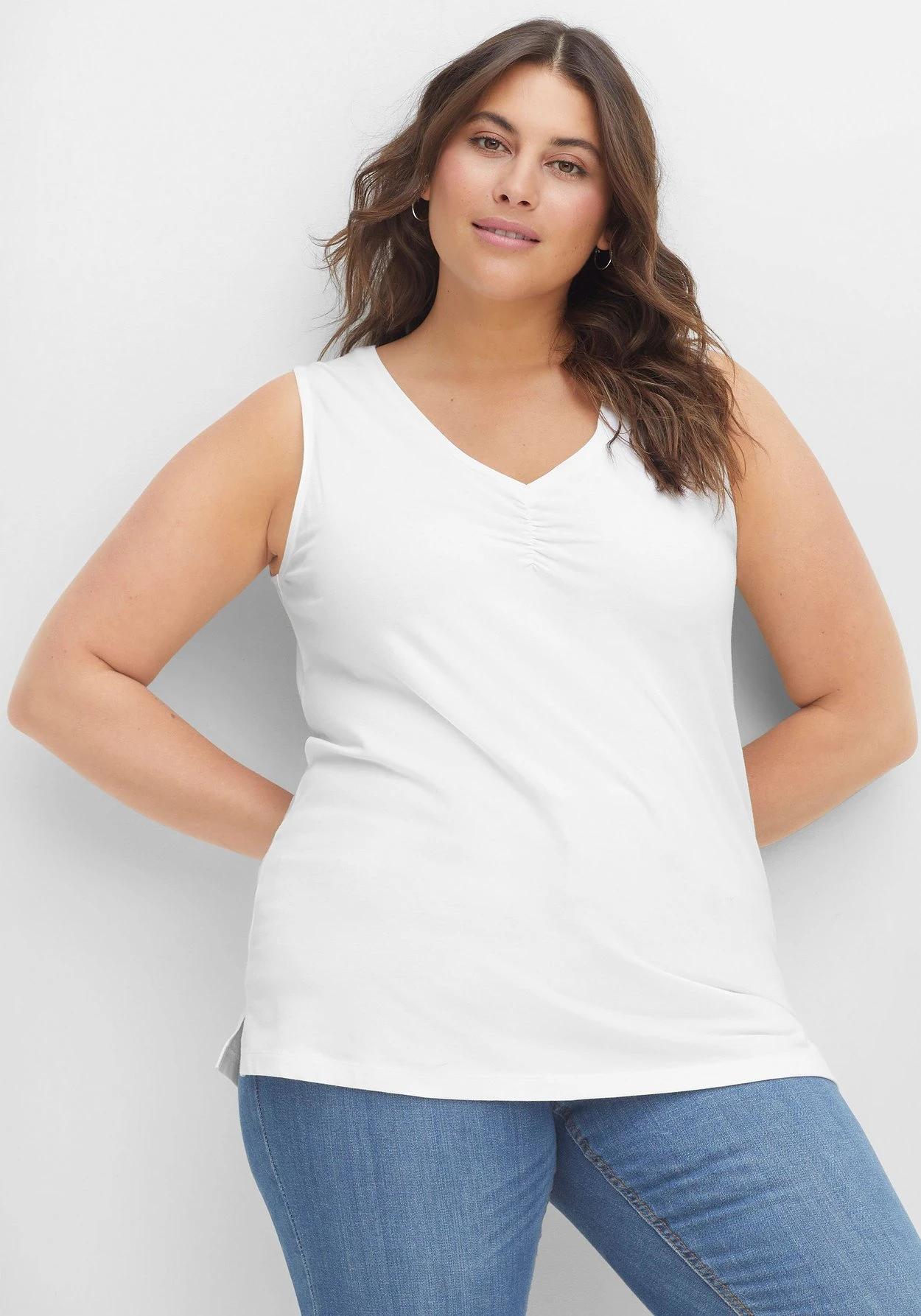 Sheego Tanktop Mit Kräuselung Am V-Ausschnitt 1 Sheego Tanktop Mit Kräuselung Am V-Ausschnitt