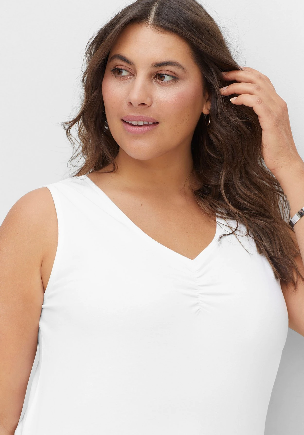 Sheego Tanktop Mit Kräuselung Am V-Ausschnitt 5 Sheego Tanktop Mit Kräuselung Am V-Ausschnitt – Bild 5