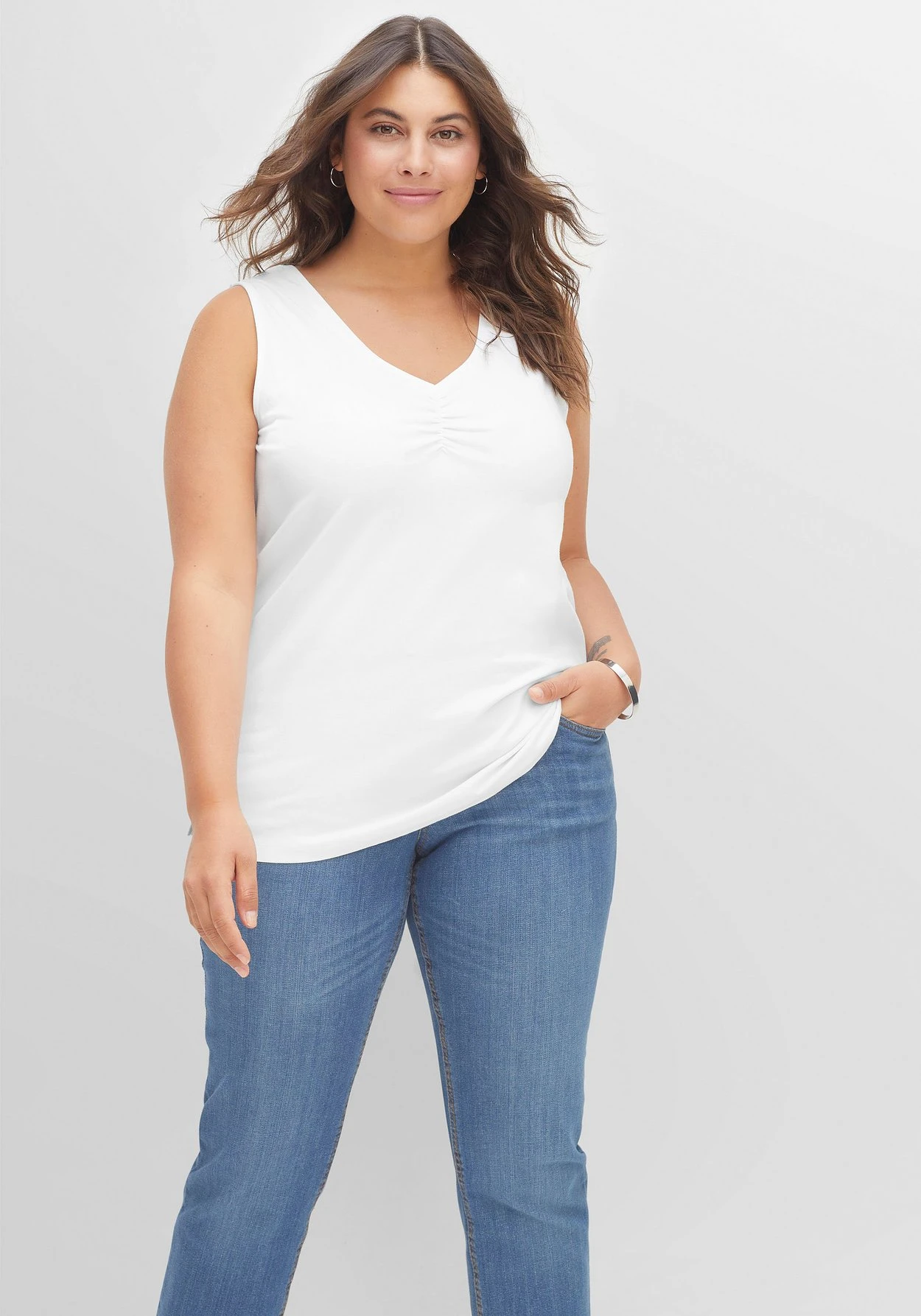 Sheego Tanktop Mit Kräuselung Am V-Ausschnitt 6 Sheego Tanktop Mit Kräuselung Am V-Ausschnitt – Bild 6