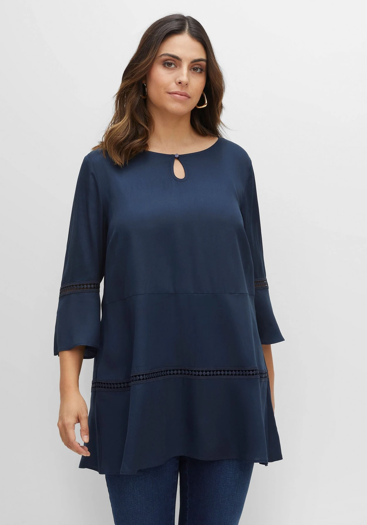 Sheego Longtunika In A-Linie, Mit Lochmusterdetails 1 Sheego Longtunika In A-Linie, Mit Lochmusterdetails