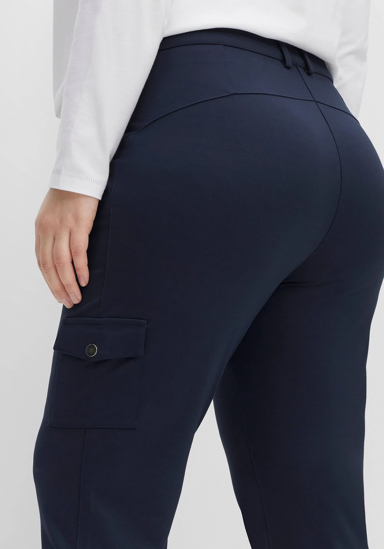 Sheego Gerade Hose Im Cargo-Stil, Mit Pattentaschen 7 Sheego Gerade Hose Im Cargo-Stil, Mit Pattentaschen – Bild 7