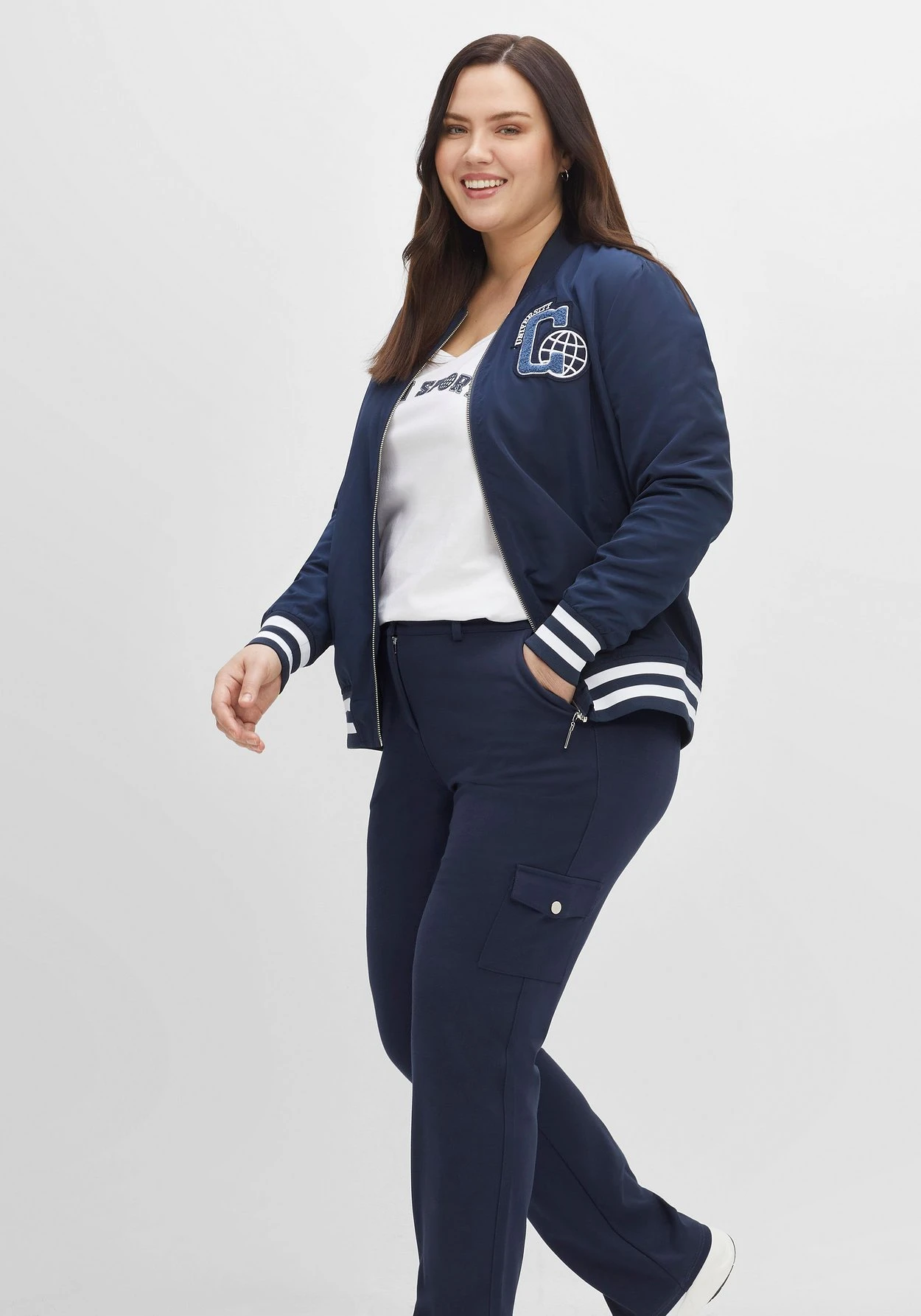 Sheego Gerade Hose Im Cargo-Stil, Mit Pattentaschen 8 Sheego Gerade Hose Im Cargo-Stil, Mit Pattentaschen – Bild 8