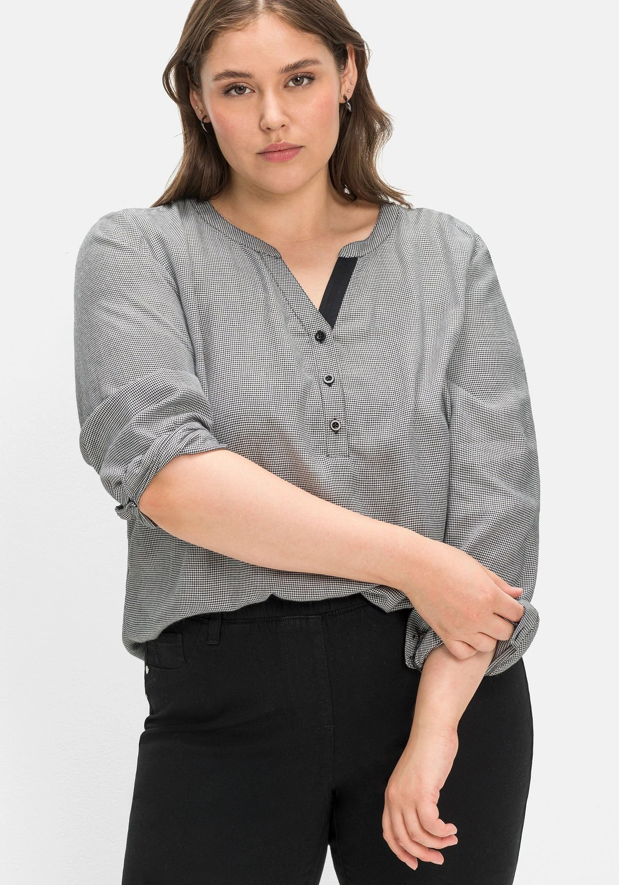 Sheego Karierte Tunika Mit V-Ausschnitt Und Kurzer Knopfleiste 6 Sheego Karierte Tunika Mit V-Ausschnitt Und Kurzer Knopfleiste – Bild 6