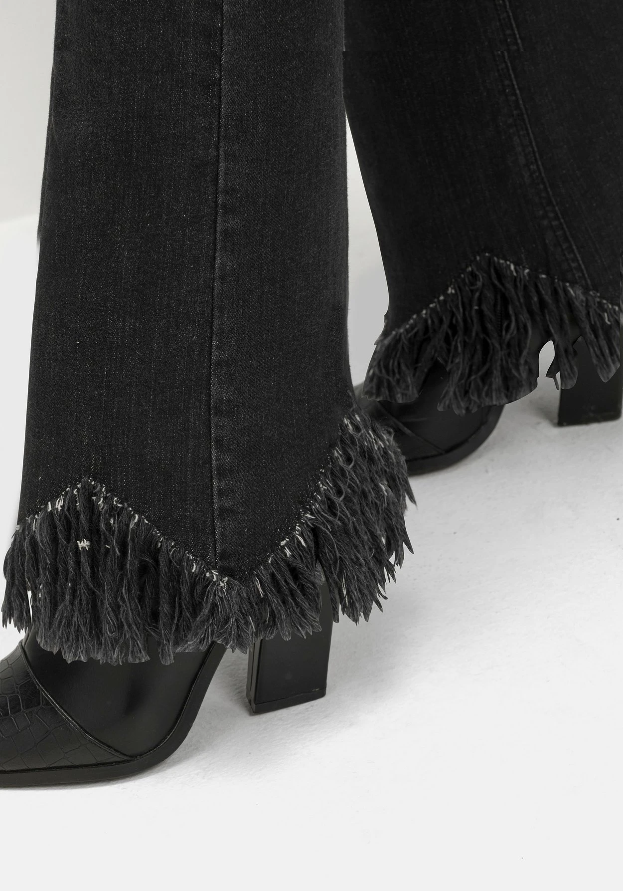 Sheego Bootcut-Jeans Mit Fransensaum In Zickzack-Form 6 Sheego Bootcut-Jeans Mit Fransensaum In Zickzack-Form – Bild 6