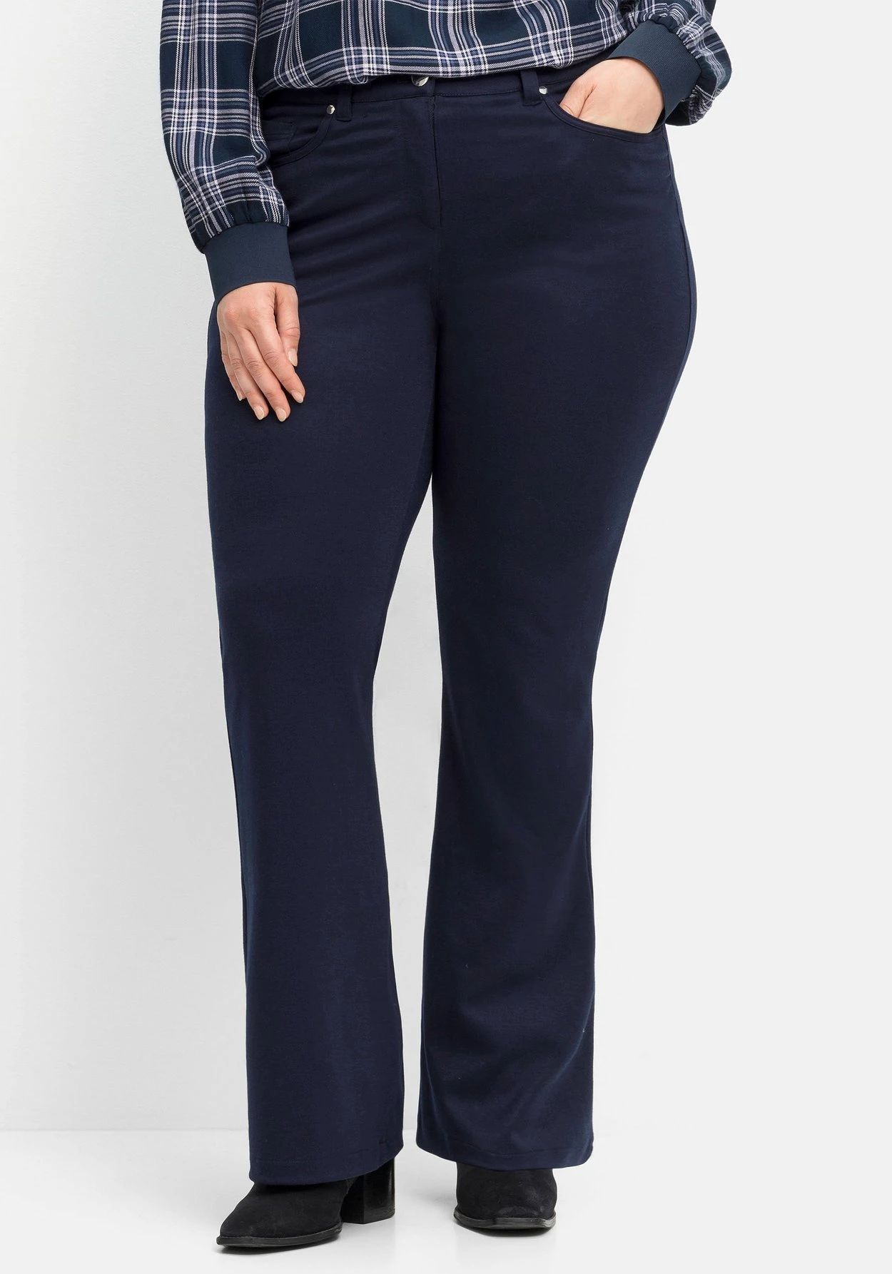 Sheego Bootcut-Hose In Five-Pocket-Form, Elastische Qualität 1 Sheego Bootcut-Hose In Five-Pocket-Form, Elastische Qualität