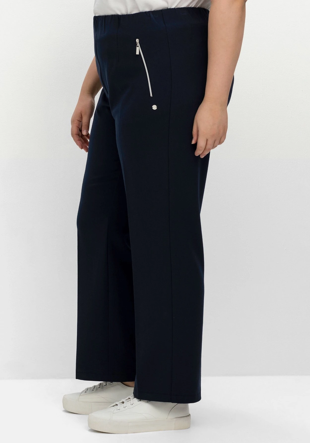 Sheego Schlupfhose Mit Bügelfalten Und Deko-Zipper 2 Sheego Schlupfhose Mit Bügelfalten Und Deko-Zipper – Bild 2