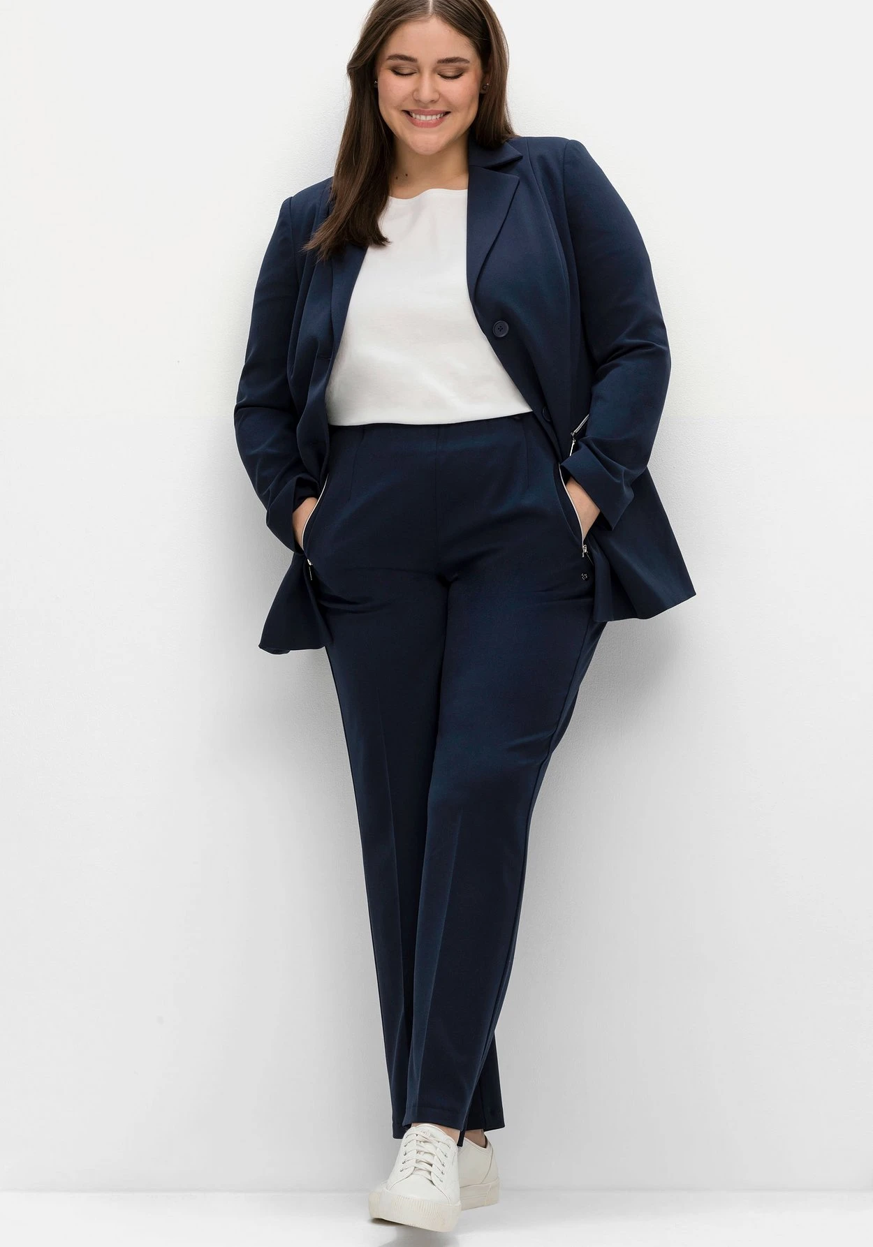 Sheego Schlupfhose Mit Bügelfalten Und Deko-Zipper 5 Sheego Schlupfhose Mit Bügelfalten Und Deko-Zipper – Bild 5