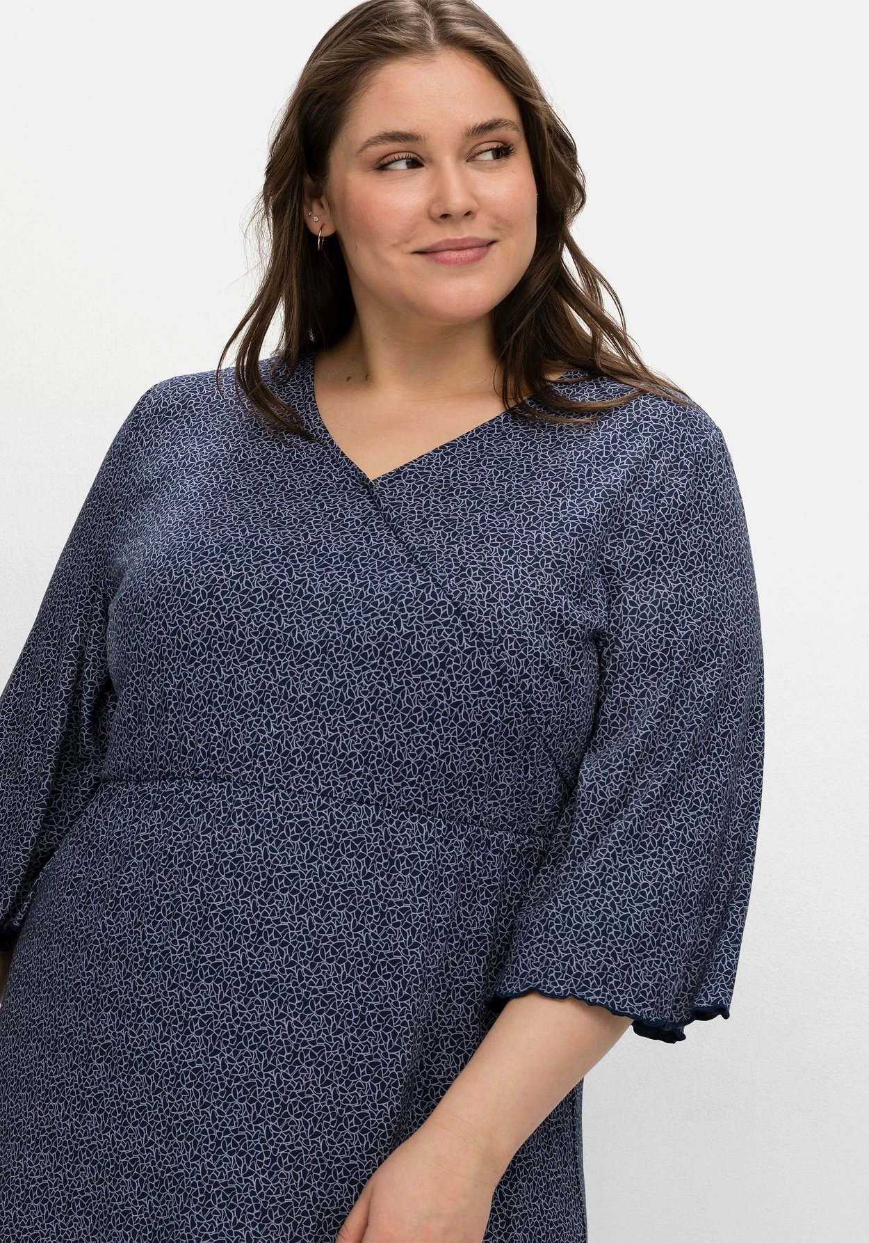 Sheego Jerseykleid In Wickeloptik, Mit Minimalprint 5 Sheego Jerseykleid In Wickeloptik, Mit Minimalprint – Bild 5