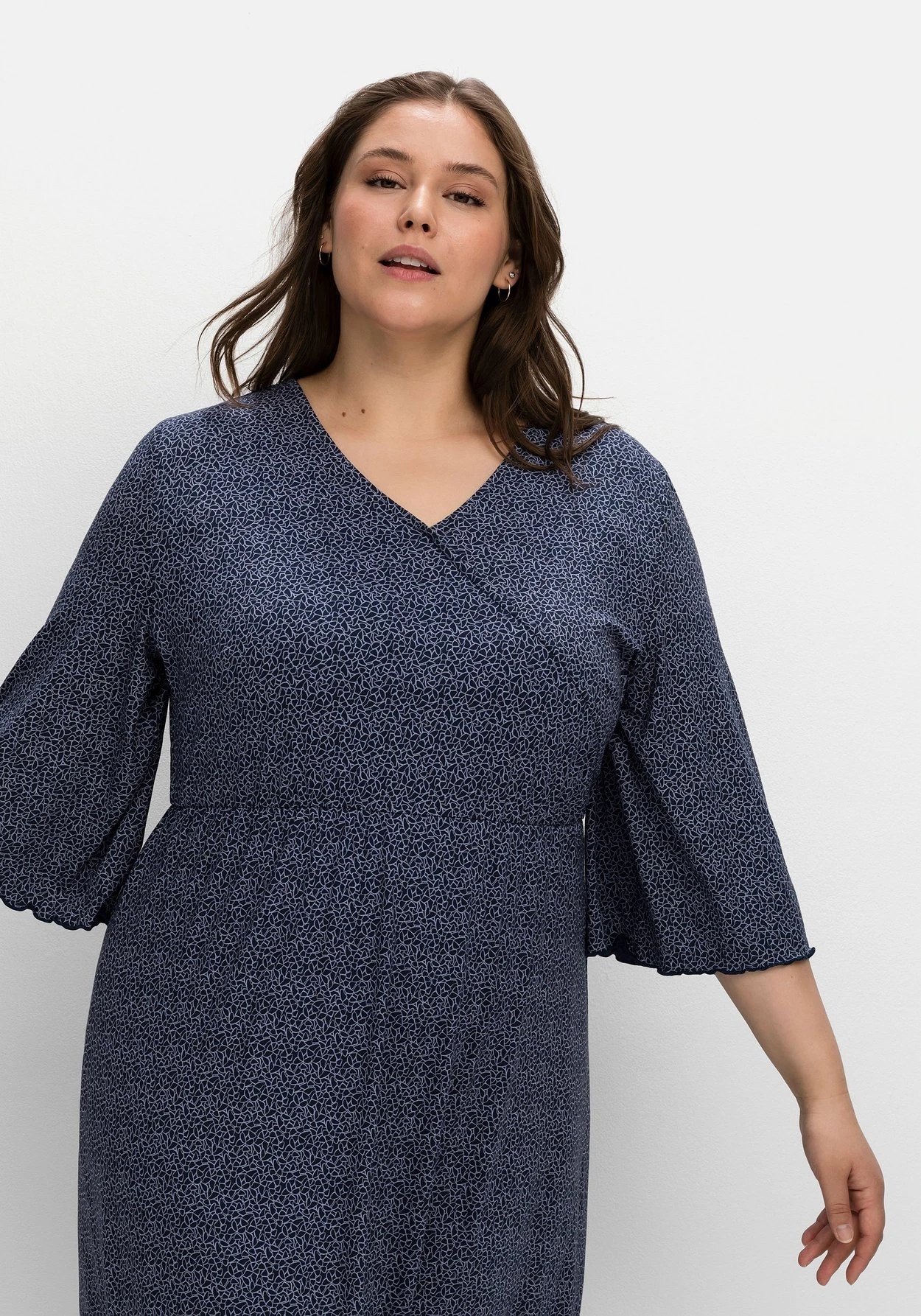 Sheego Jerseykleid In Wickeloptik, Mit Minimalprint 6 Sheego Jerseykleid In Wickeloptik, Mit Minimalprint – Bild 6