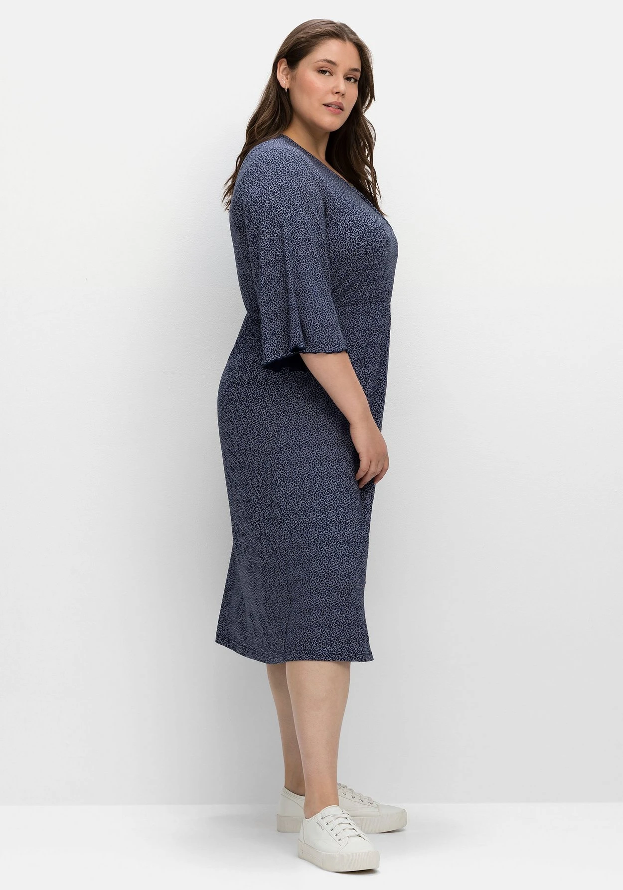 Sheego Jerseykleid In Wickeloptik, Mit Minimalprint 2 Sheego Jerseykleid In Wickeloptik, Mit Minimalprint – Bild 2