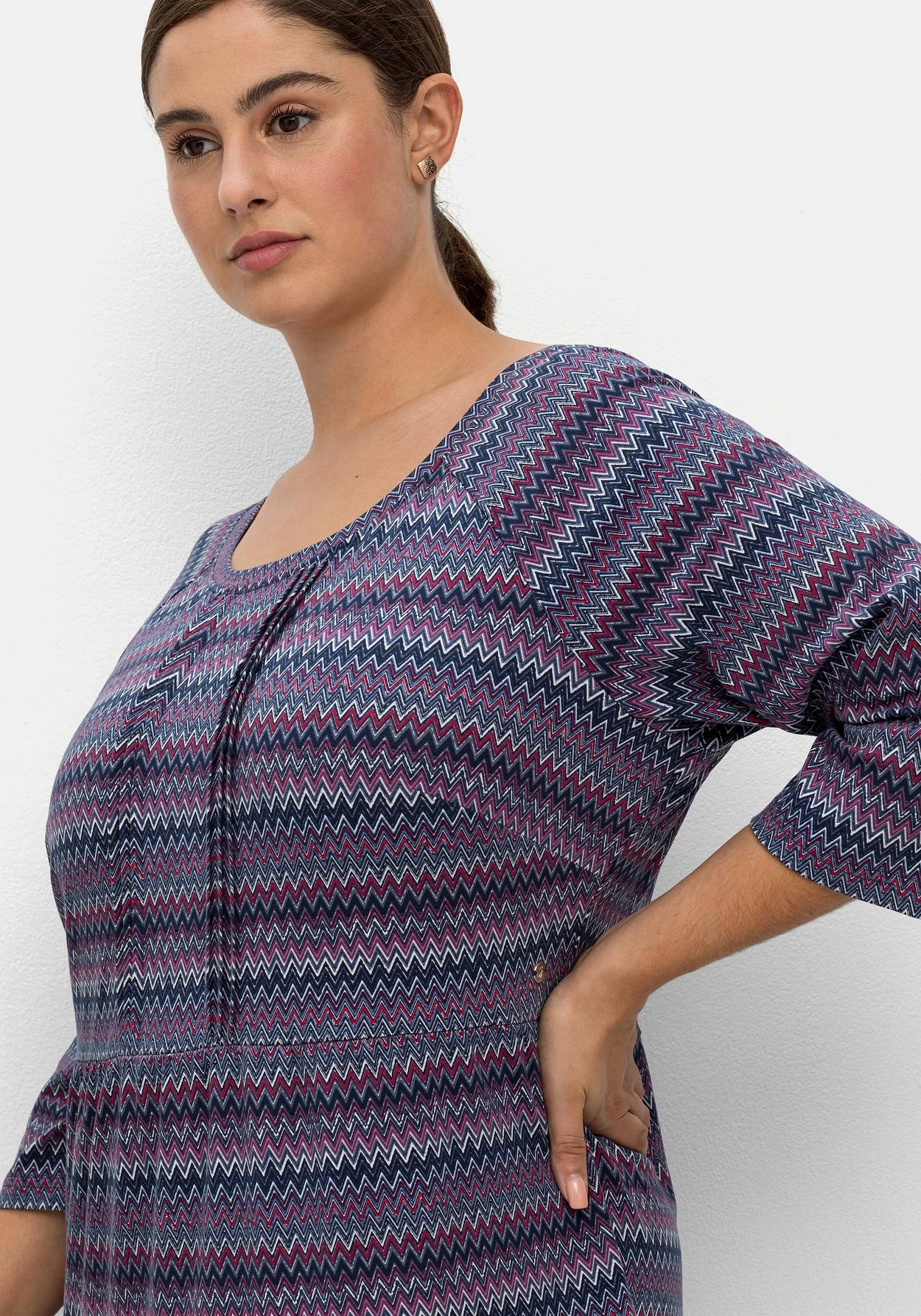 Sheego Jerseykleid Mit 3/4-Ärmeln Und Stufigen Volants 6 Sheego Jerseykleid Mit 3/4-Ärmeln Und Stufigen Volants – Bild 6