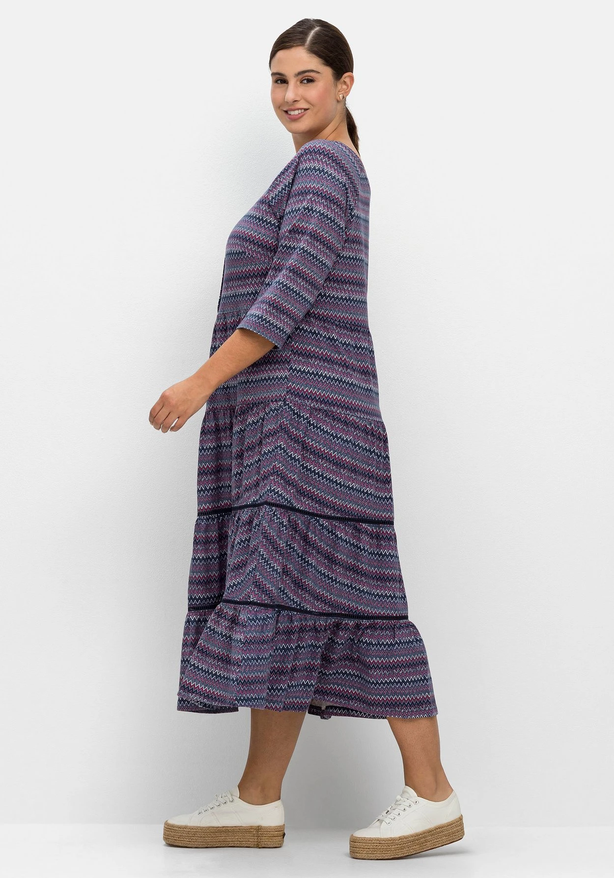 Sheego Jerseykleid Mit 3/4-Ärmeln Und Stufigen Volants 2 Sheego Jerseykleid Mit 3/4-Ärmeln Und Stufigen Volants – Bild 2