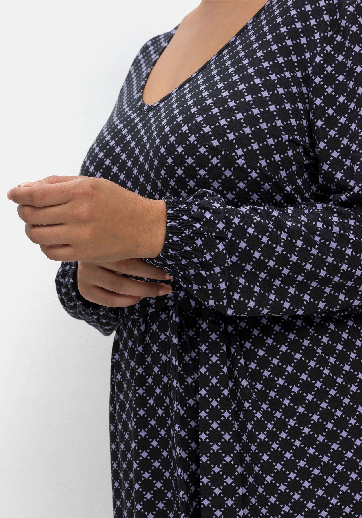 Sheego Jerseykleid In Petite-Passform, Mit Alloverprint 5 Sheego Jerseykleid In Petite-Passform, Mit Alloverprint – Bild 5