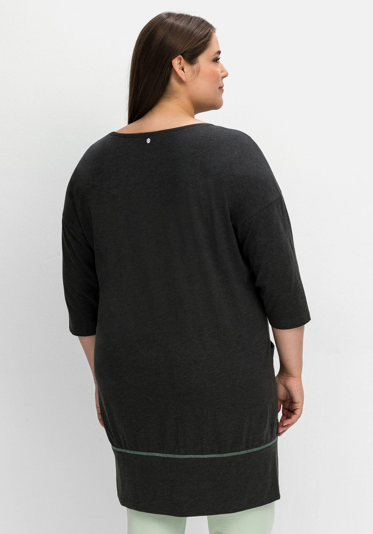 Sheego Relax-Shirtkleid Mit Kontrastnähten Und Saumbund 2 Sheego Relax-Shirtkleid Mit Kontrastnähten Und Saumbund – Bild 2